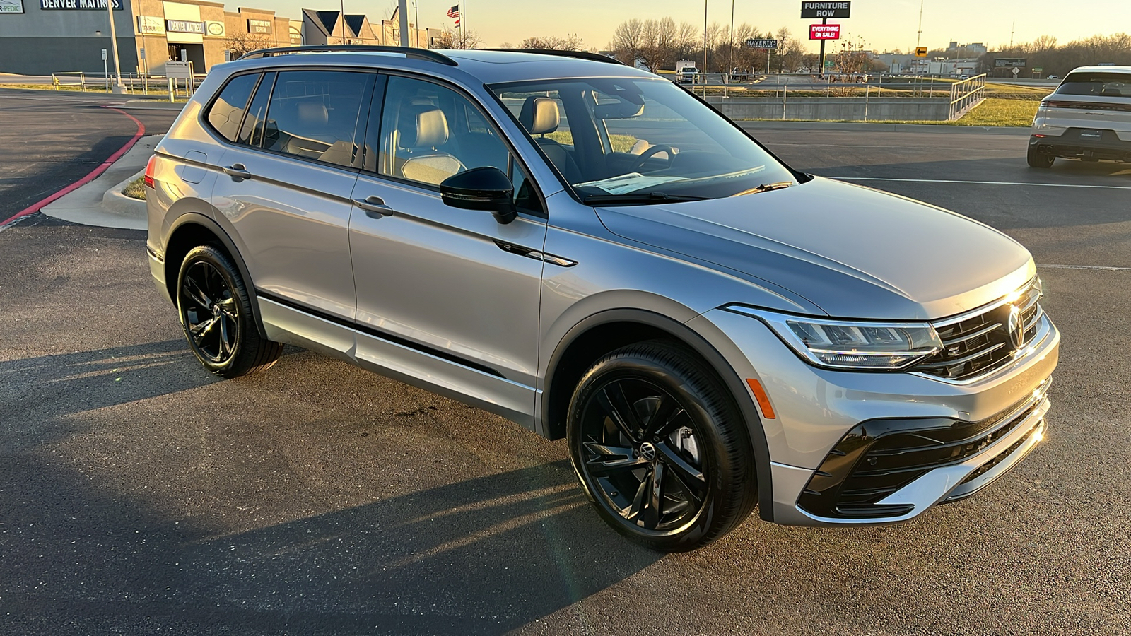 2024 Volkswagen Tiguan SE R-Line Black 10