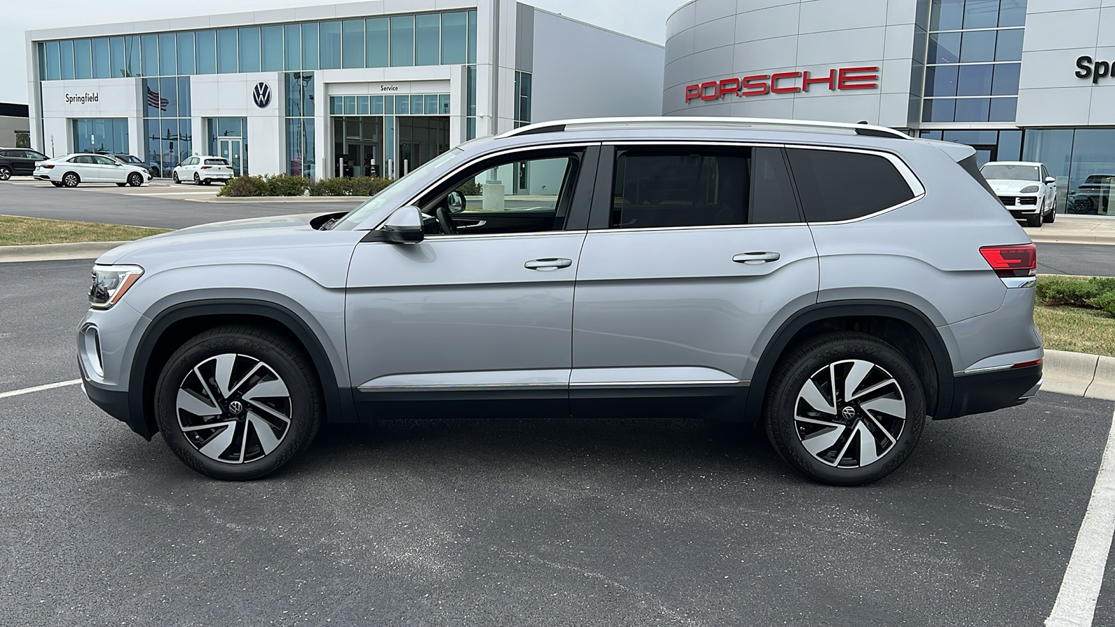 2024 Volkswagen Atlas 2.0T SEL 2