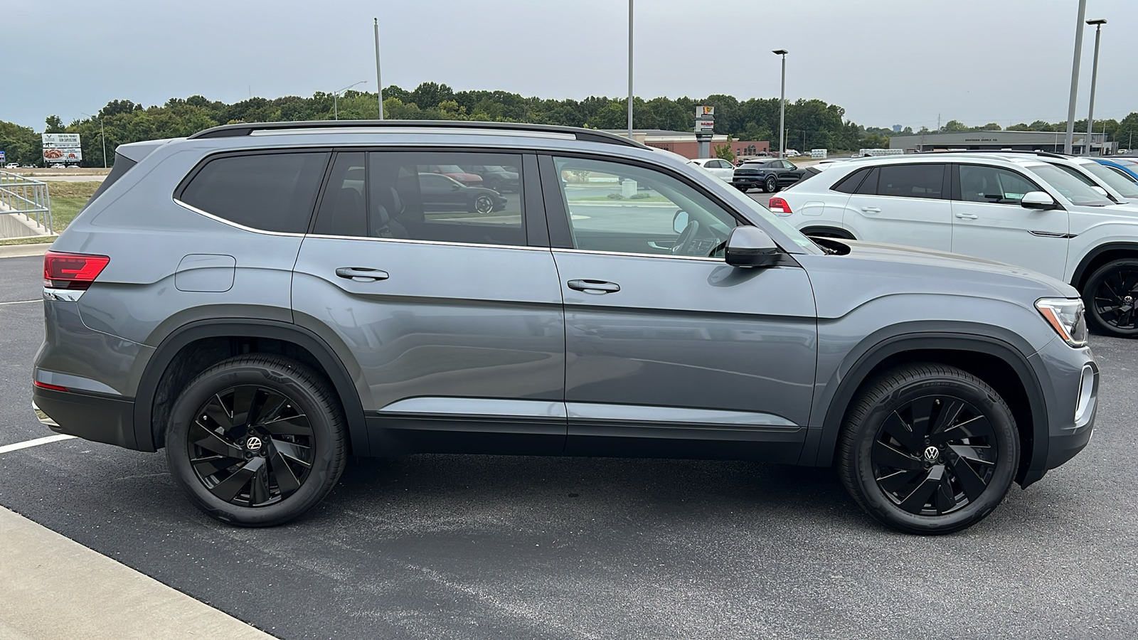 2024 Volkswagen Atlas 2.0T SE w/Technology 10