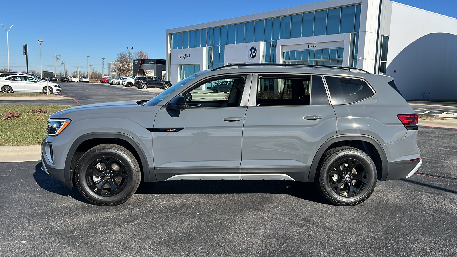 2025 Volkswagen Atlas 2.0T Peak Edition 2