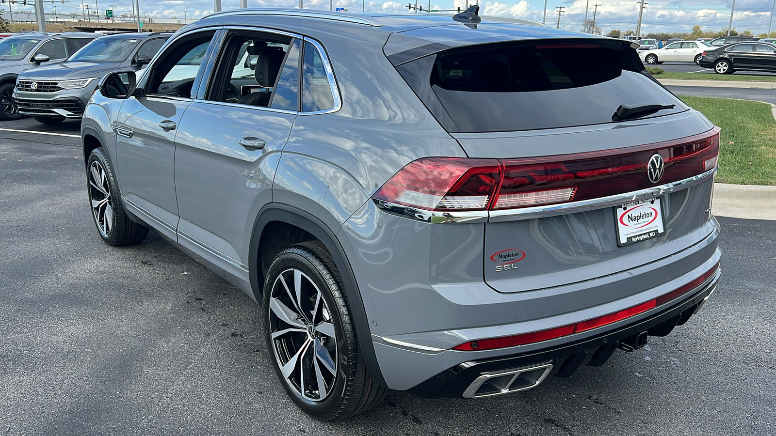 2025 Volkswagen Atlas Cross Sport 2.0T SEL Premium R-Line 4