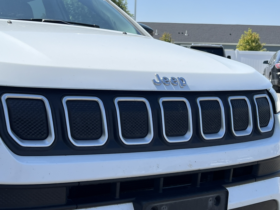 2022 Jeep Compass Sport 32