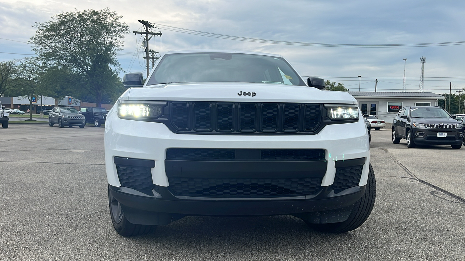 2023 Jeep Grand Cherokee L Altitude 8