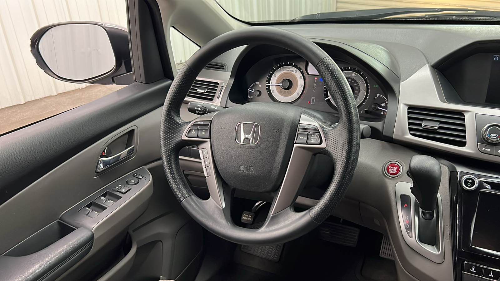 2016 Honda Odyssey SE 16