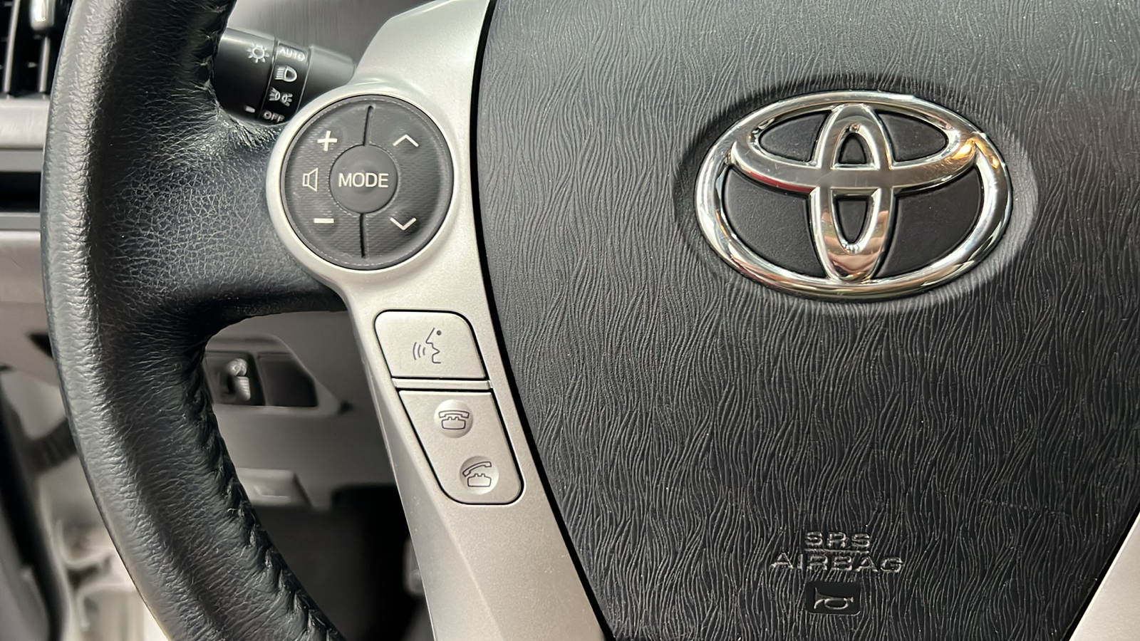 2013 Toyota Prius v Five 21