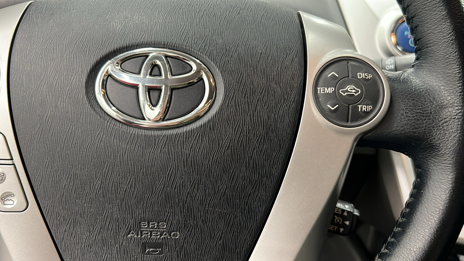 2013 Toyota Prius v Five 22