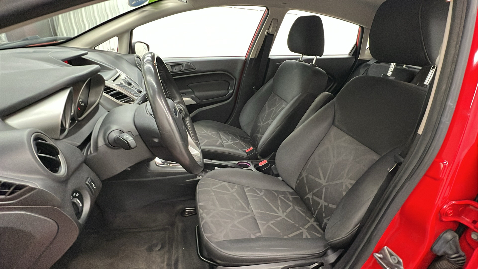 2013 Ford Fiesta SE 17