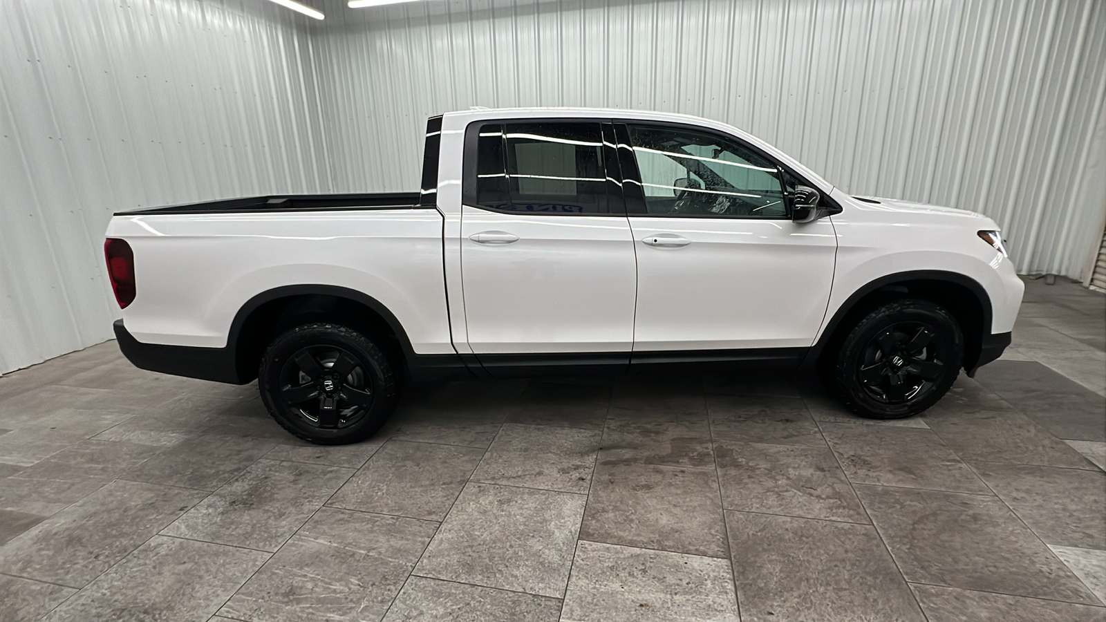 2025 Honda Ridgeline Black Edition 8