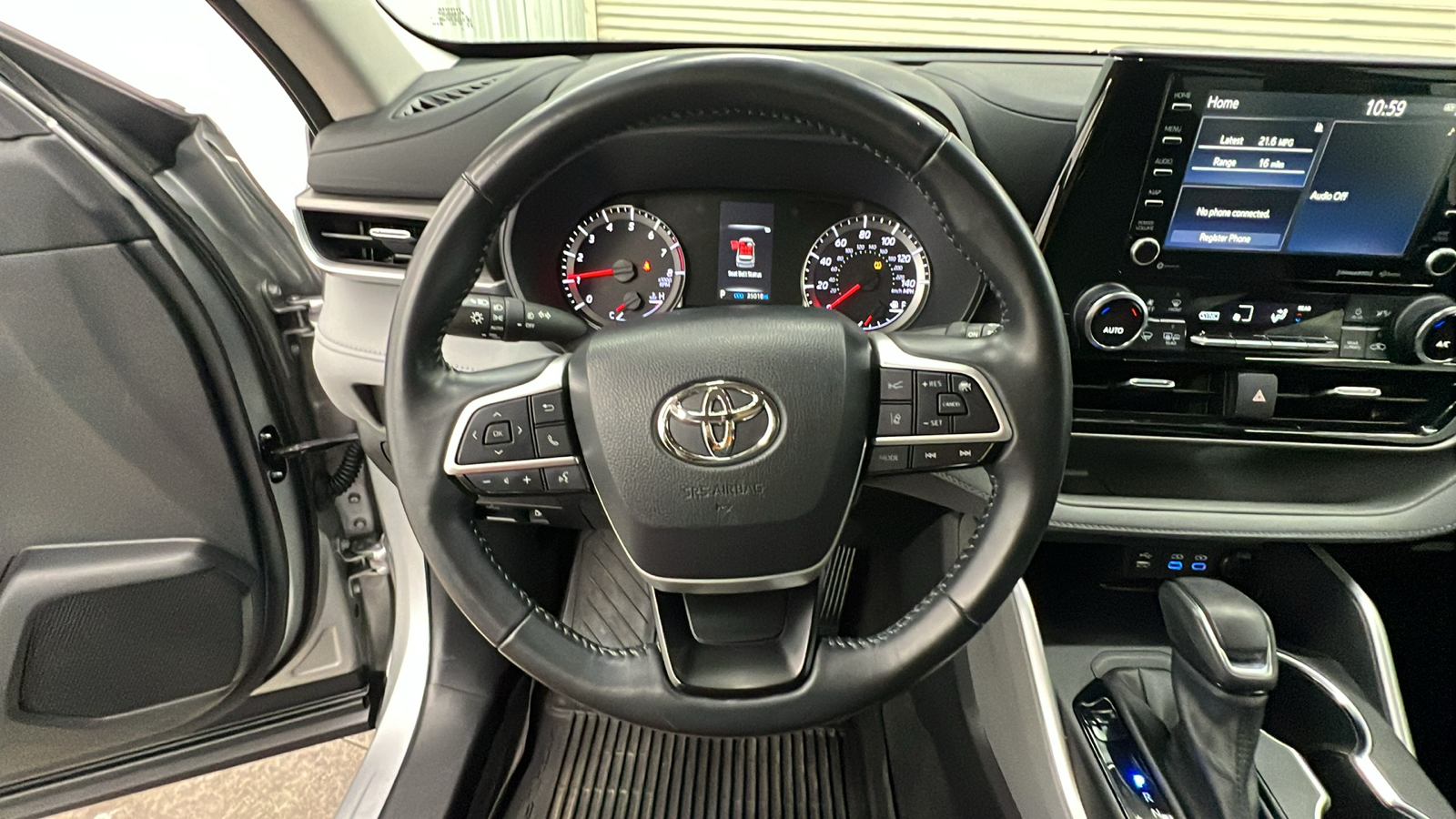 2022 Toyota Highlander LE 24