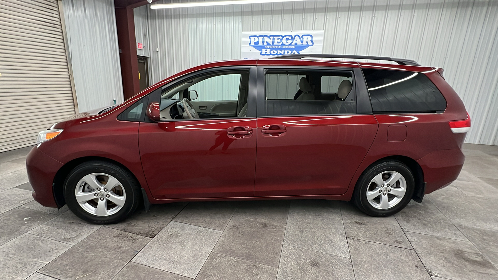 2014 Toyota Sienna LE 2