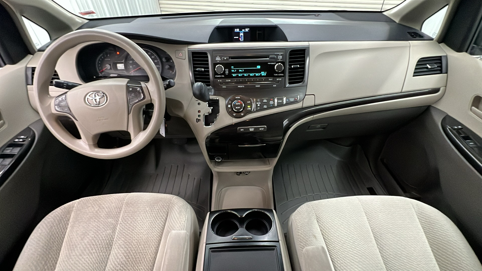 2014 Toyota Sienna LE 12