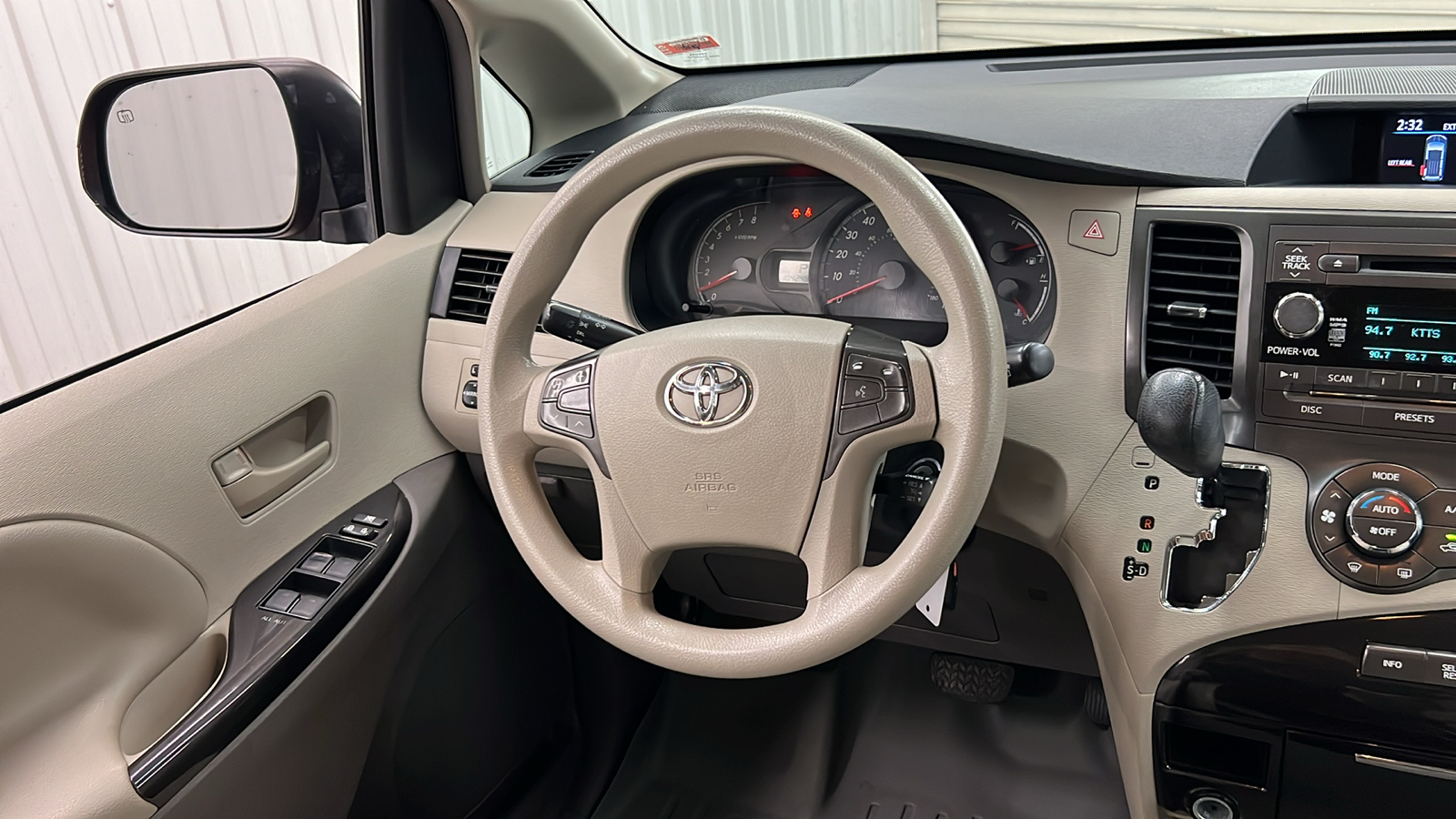 2014 Toyota Sienna LE 13