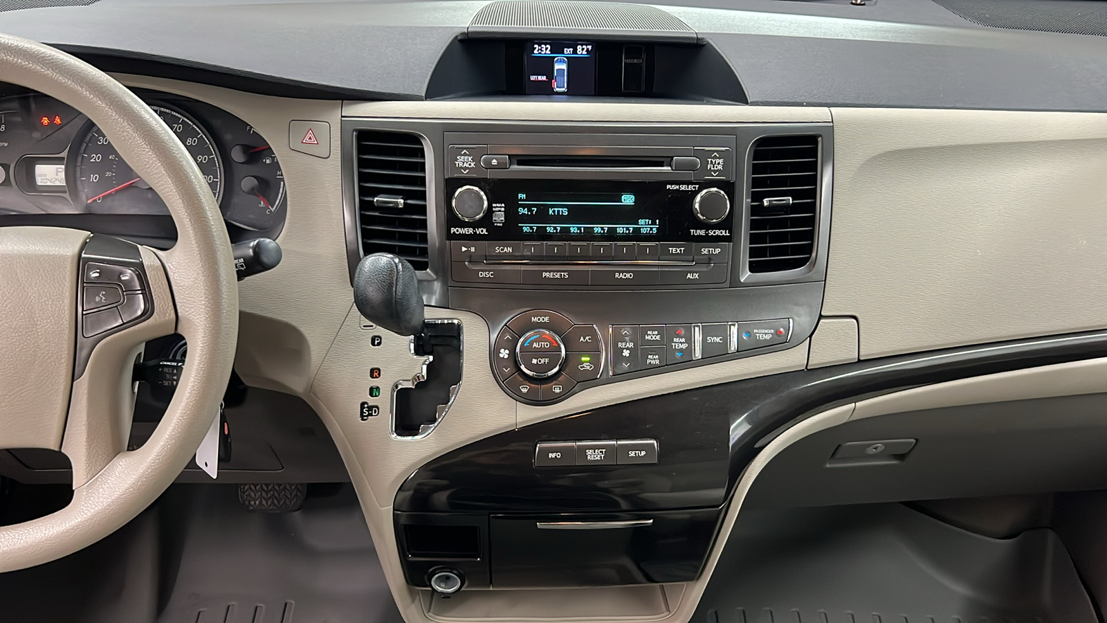 2014 Toyota Sienna LE 14