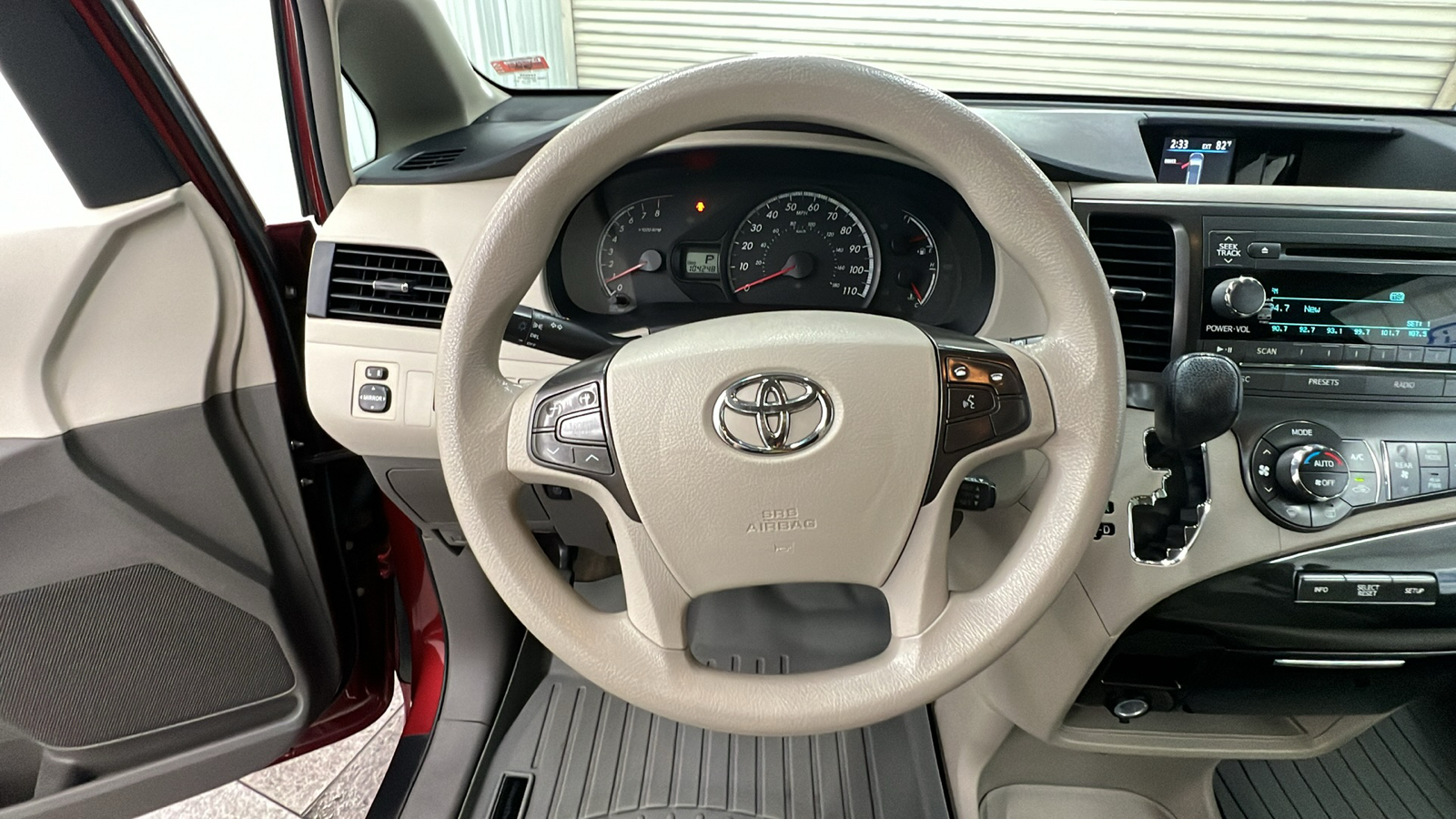 2014 Toyota Sienna LE 21