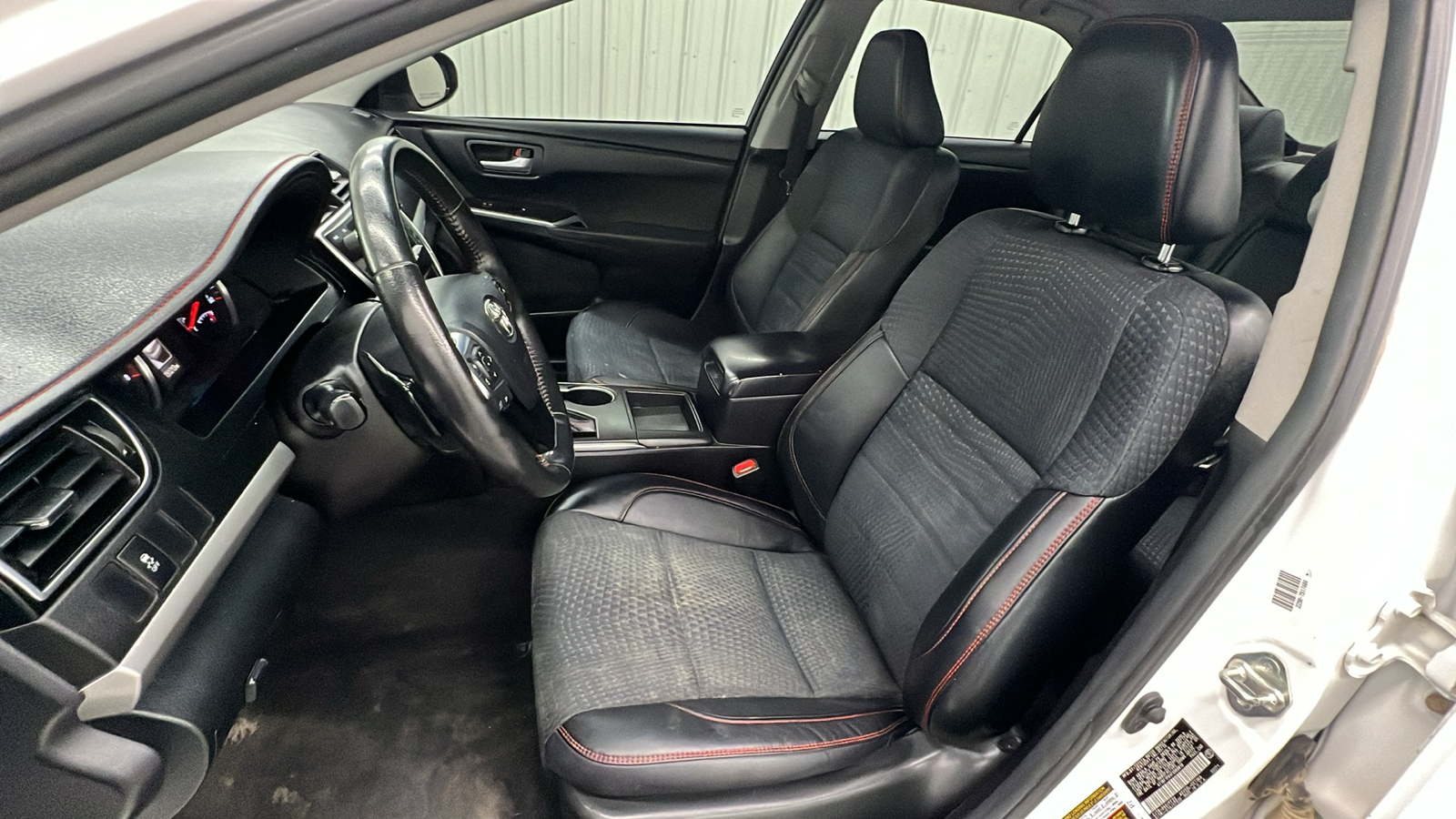 2015 Toyota Camry SE 17