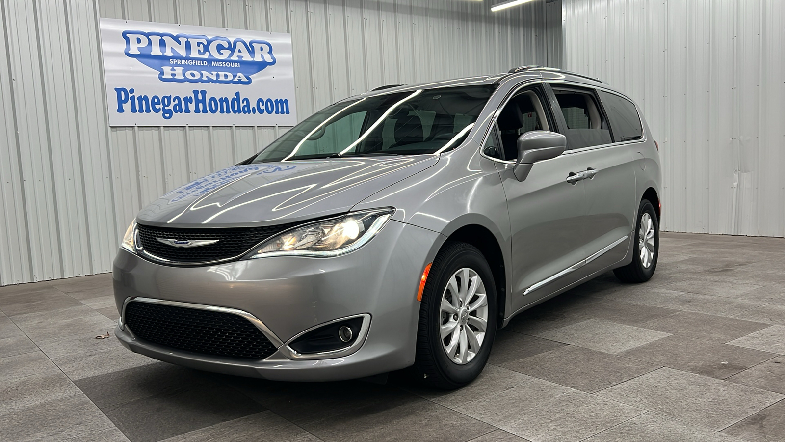 2019 Chrysler Pacifica Touring L 1