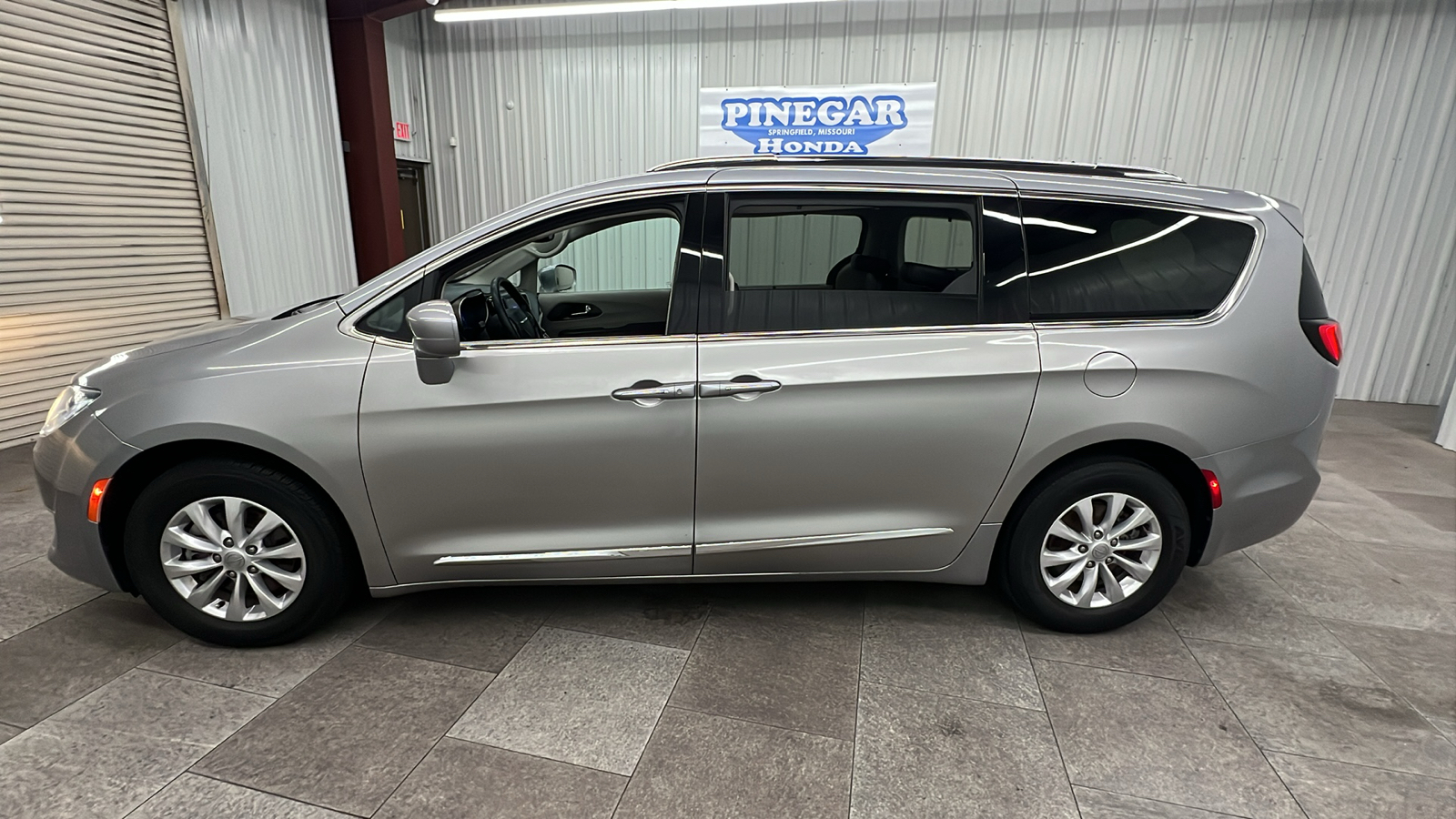 2019 Chrysler Pacifica Touring L 2