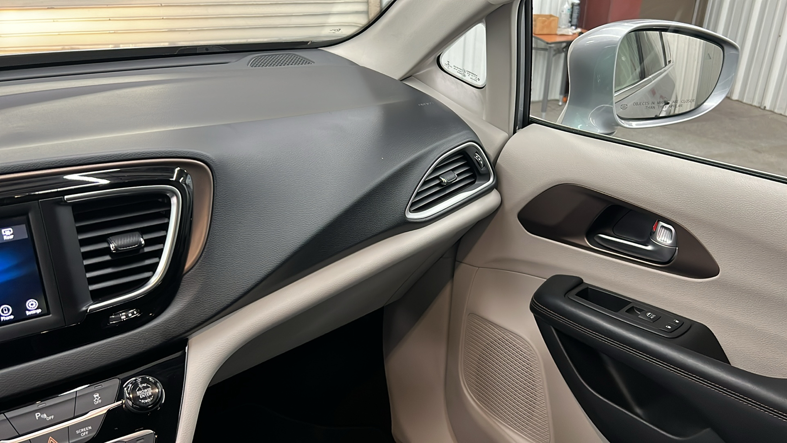 2019 Chrysler Pacifica Touring L 17