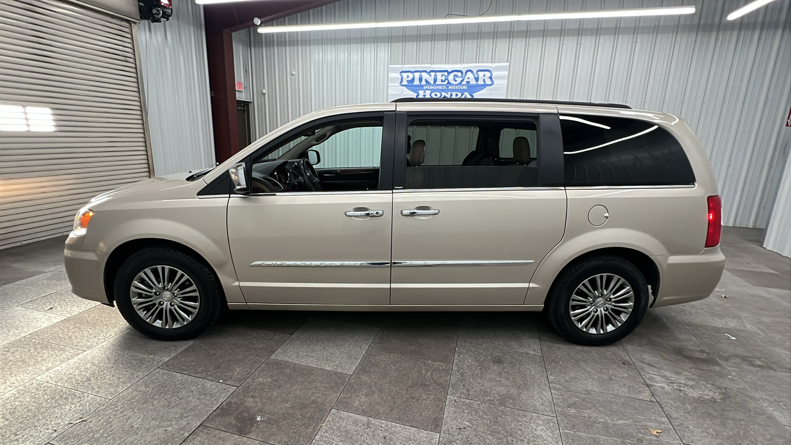 2013 Chrysler Town & Country Touring-L 2