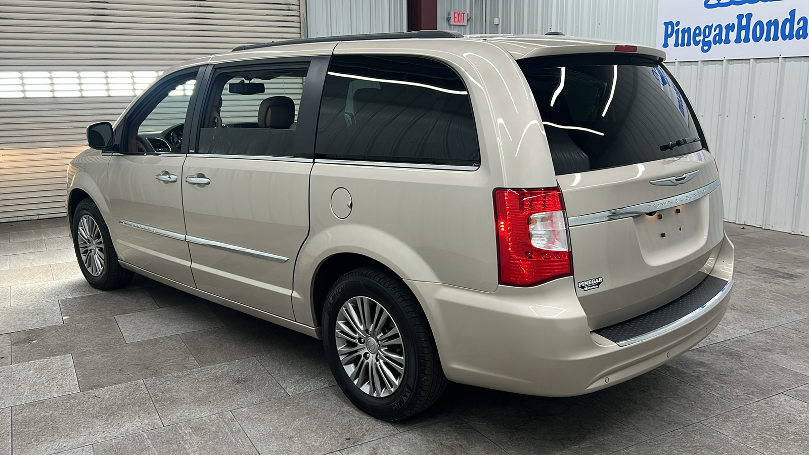 2013 Chrysler Town & Country Touring-L 4