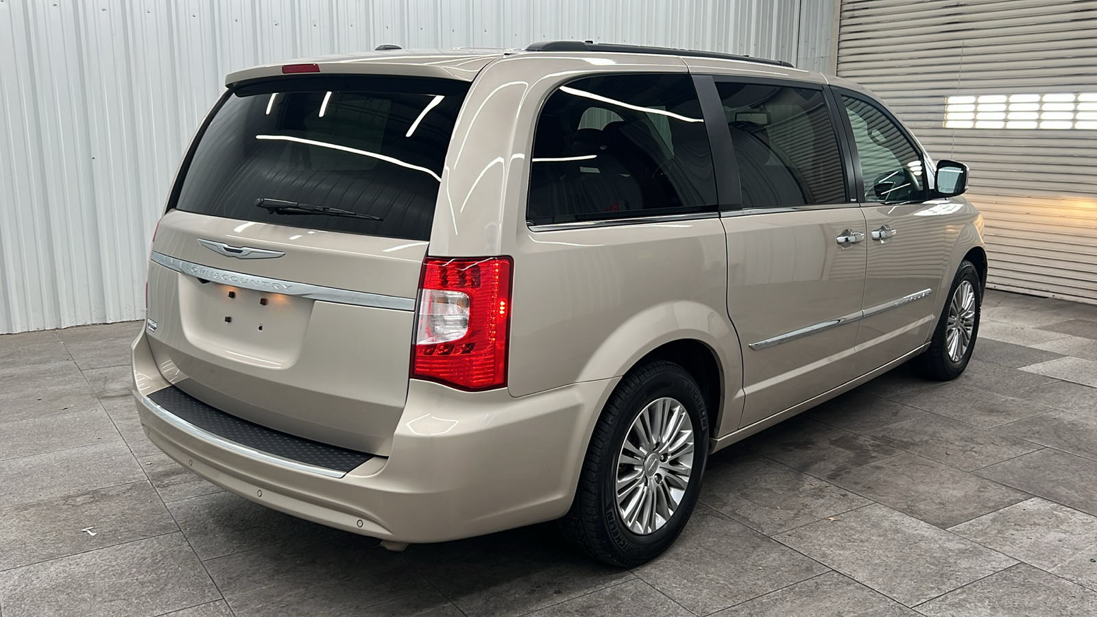 2013 Chrysler Town & Country Touring-L 6