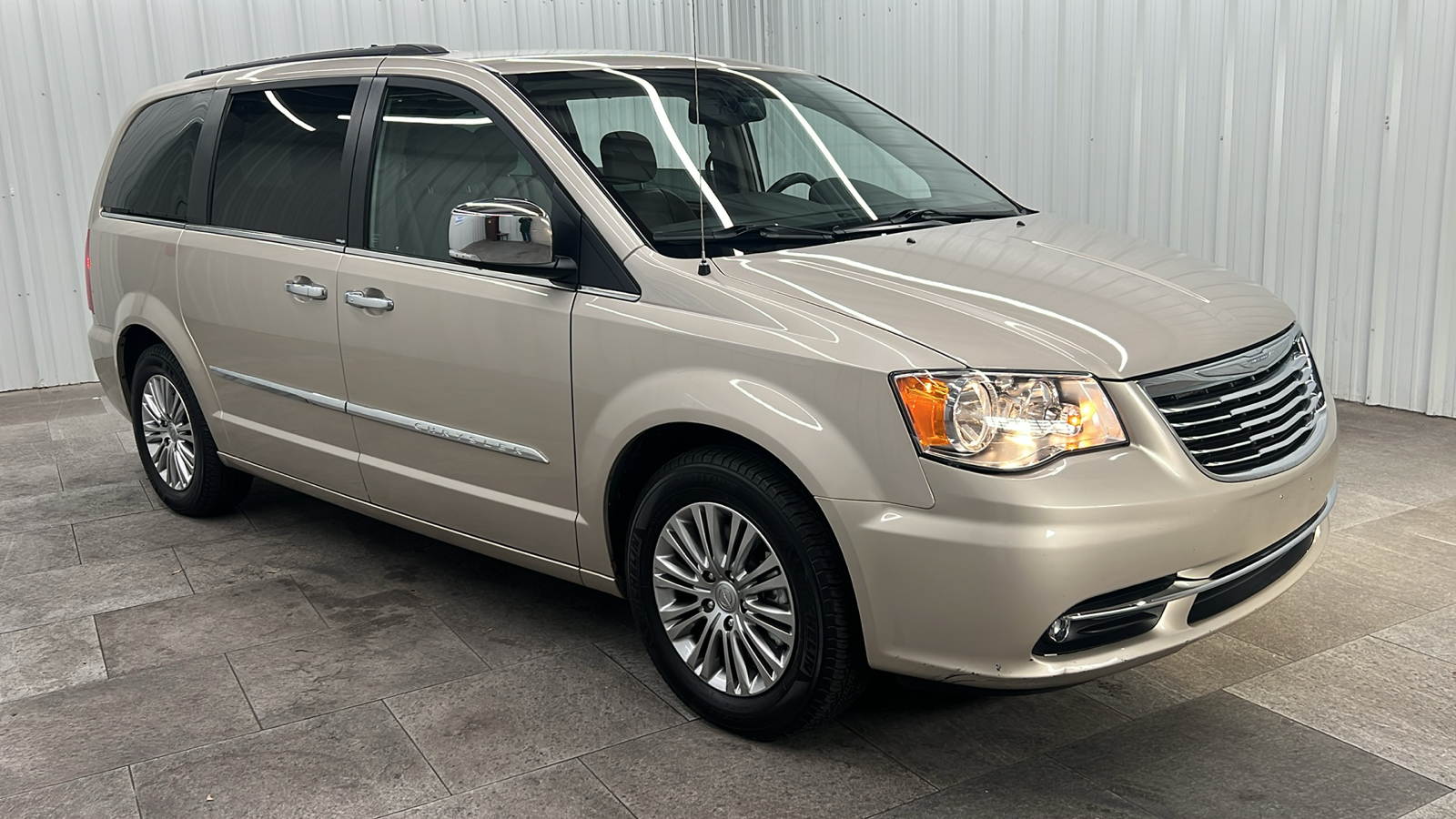 2013 Chrysler Town & Country Touring-L 8