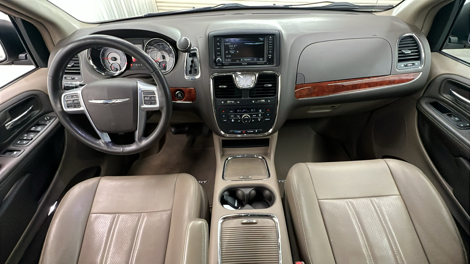 2013 Chrysler Town & Country Touring-L 13