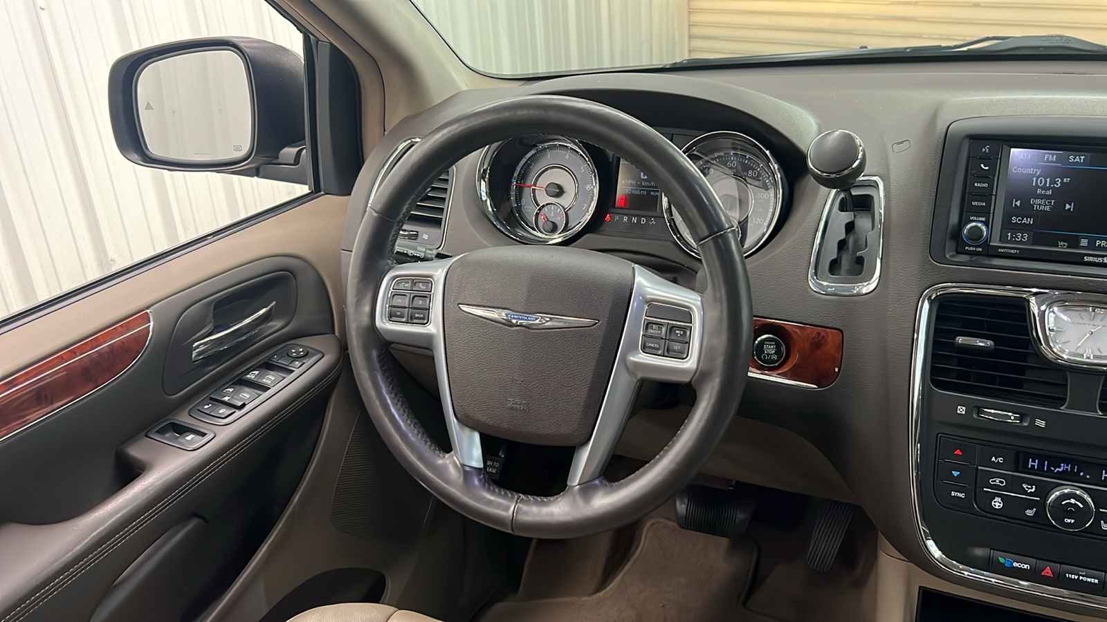 2013 Chrysler Town & Country Touring-L 14