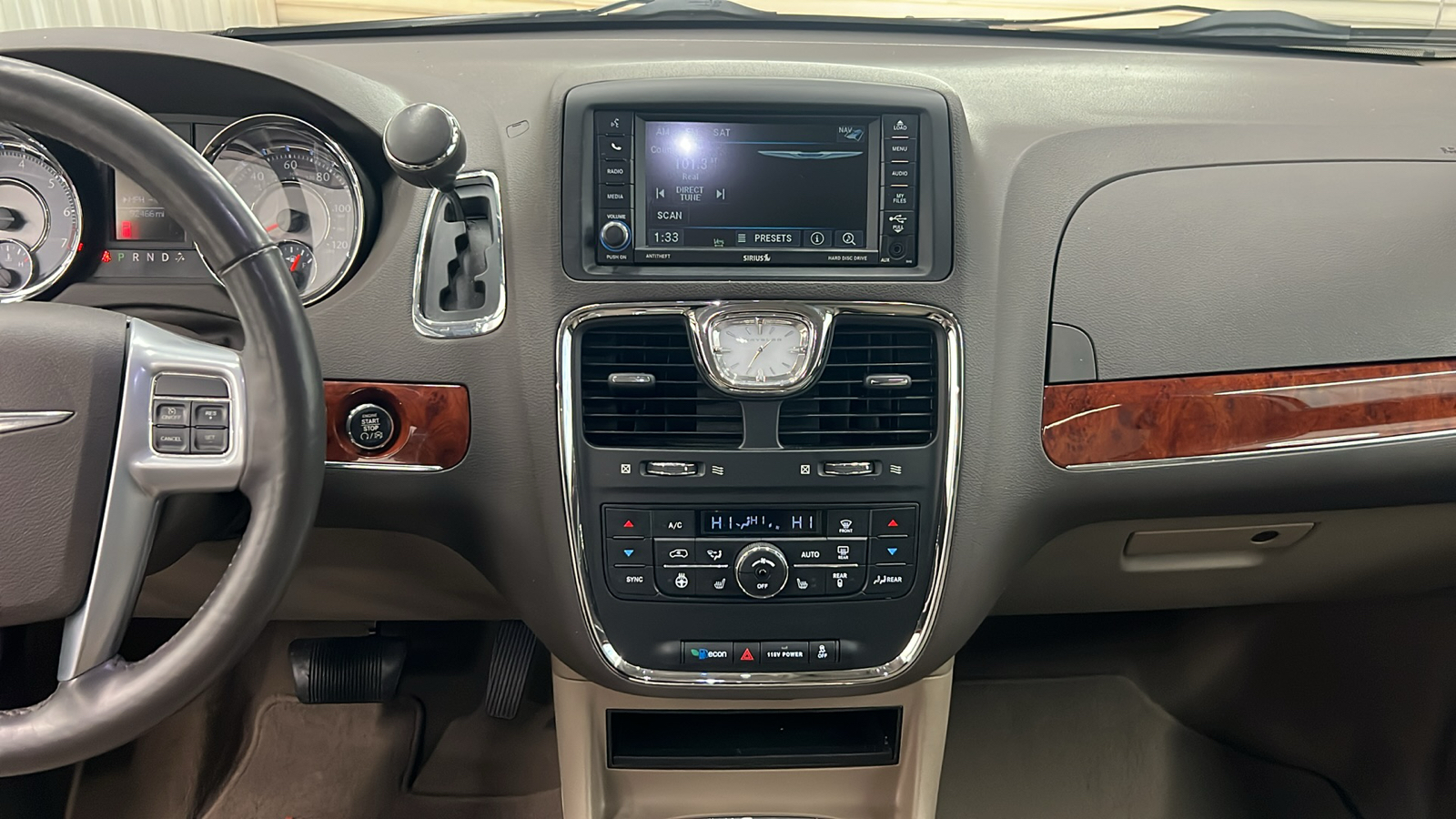 2013 Chrysler Town & Country Touring-L 15