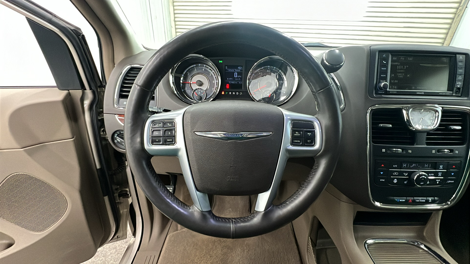 2013 Chrysler Town & Country Touring-L 22