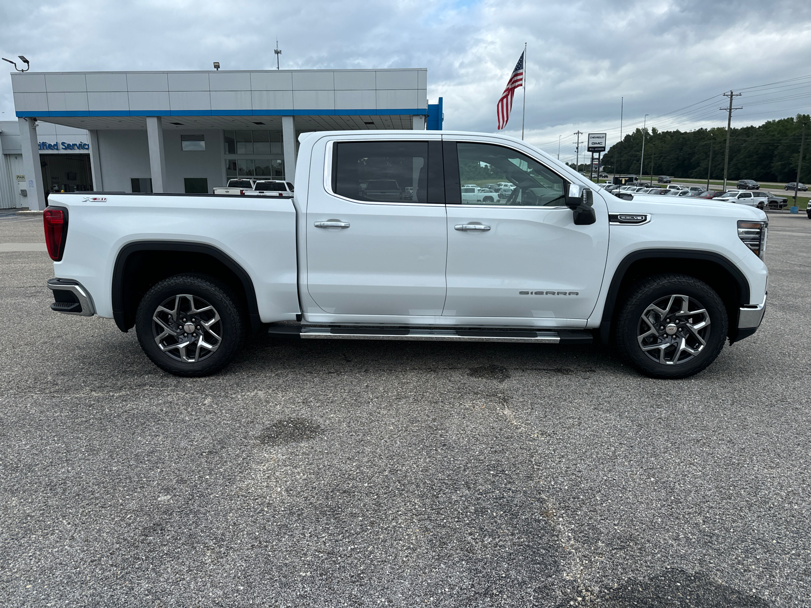 2024 GMC Sierra 1500 SLT 8