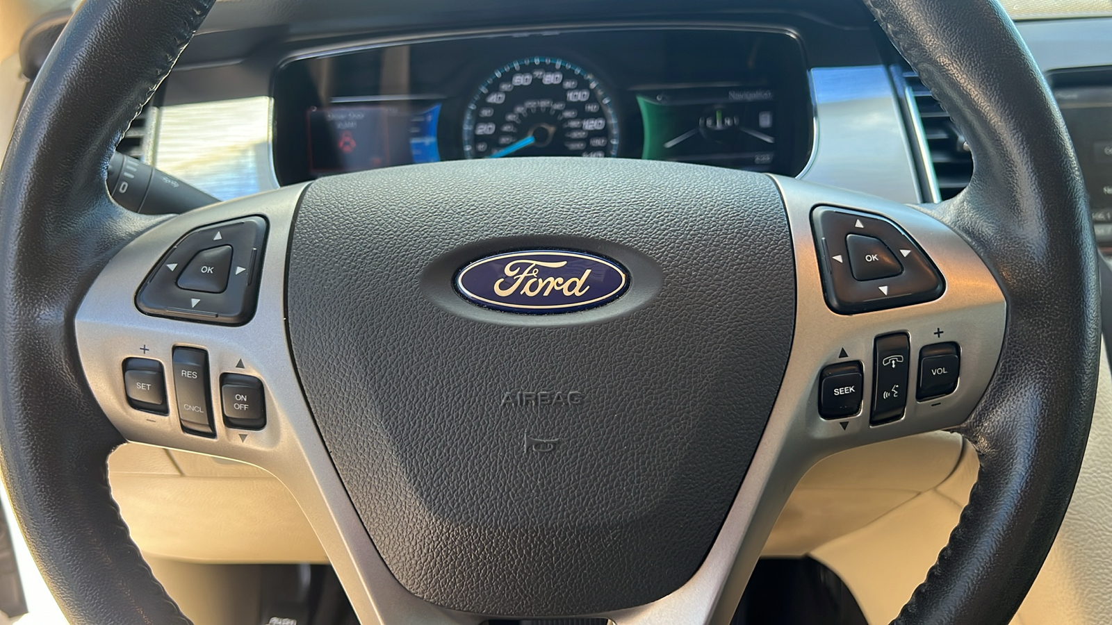 2015 Ford Taurus SEL 17
