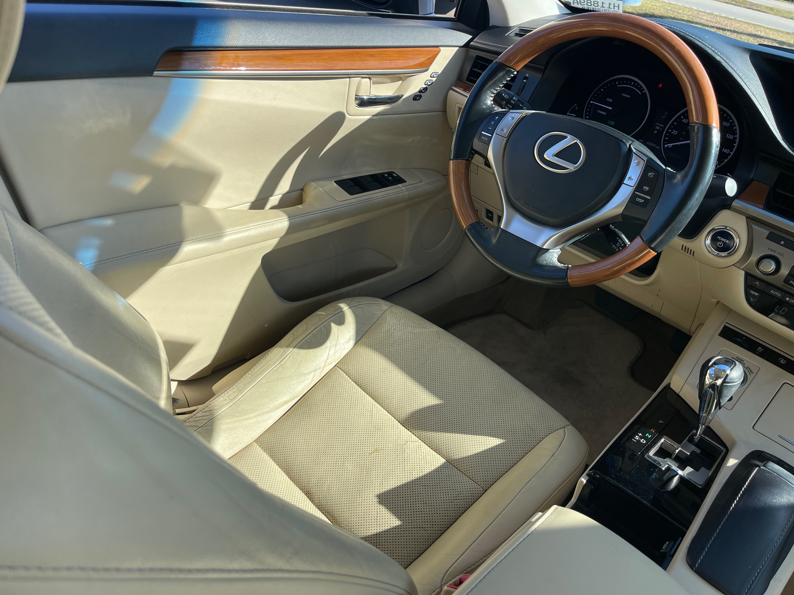 2014 Lexus ES 300h 14