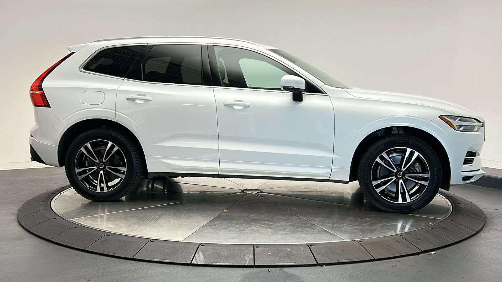 2020 Volvo XC60 Hybrid T8 Momentum 8