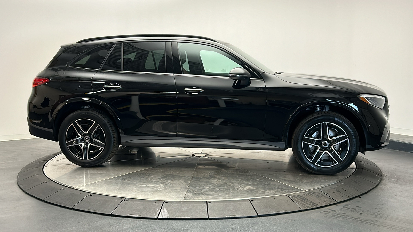 2025 Mercedes-Benz GLC GLC 300 8