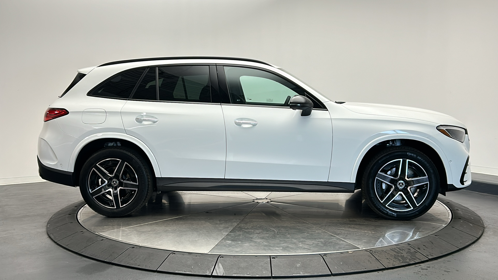 2025 Mercedes-Benz GLC GLC 300 8