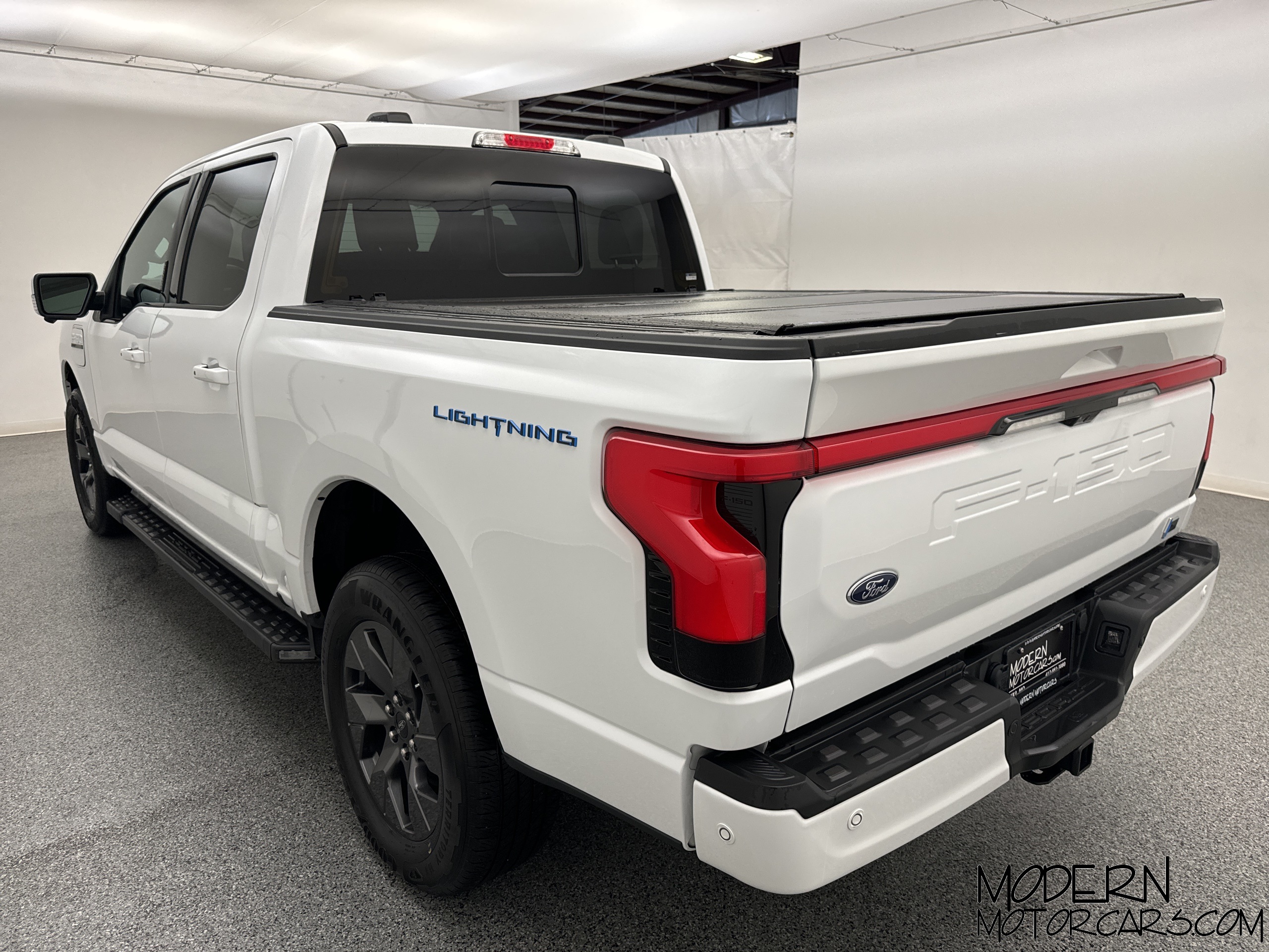 2023 Ford F-150 Lightning Lariat 3