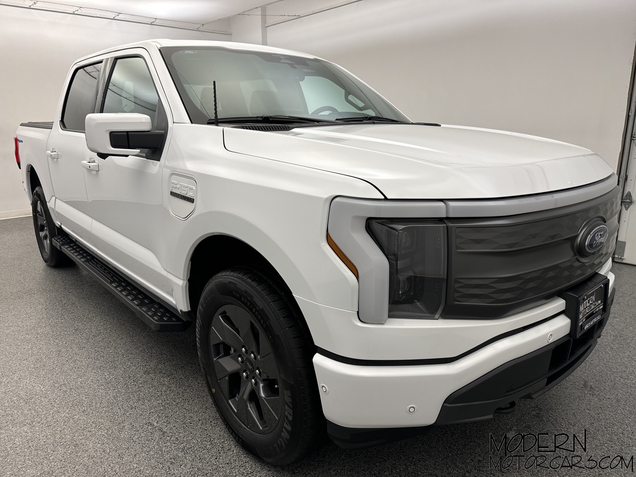 2023 Ford F-150 Lightning Lariat 8