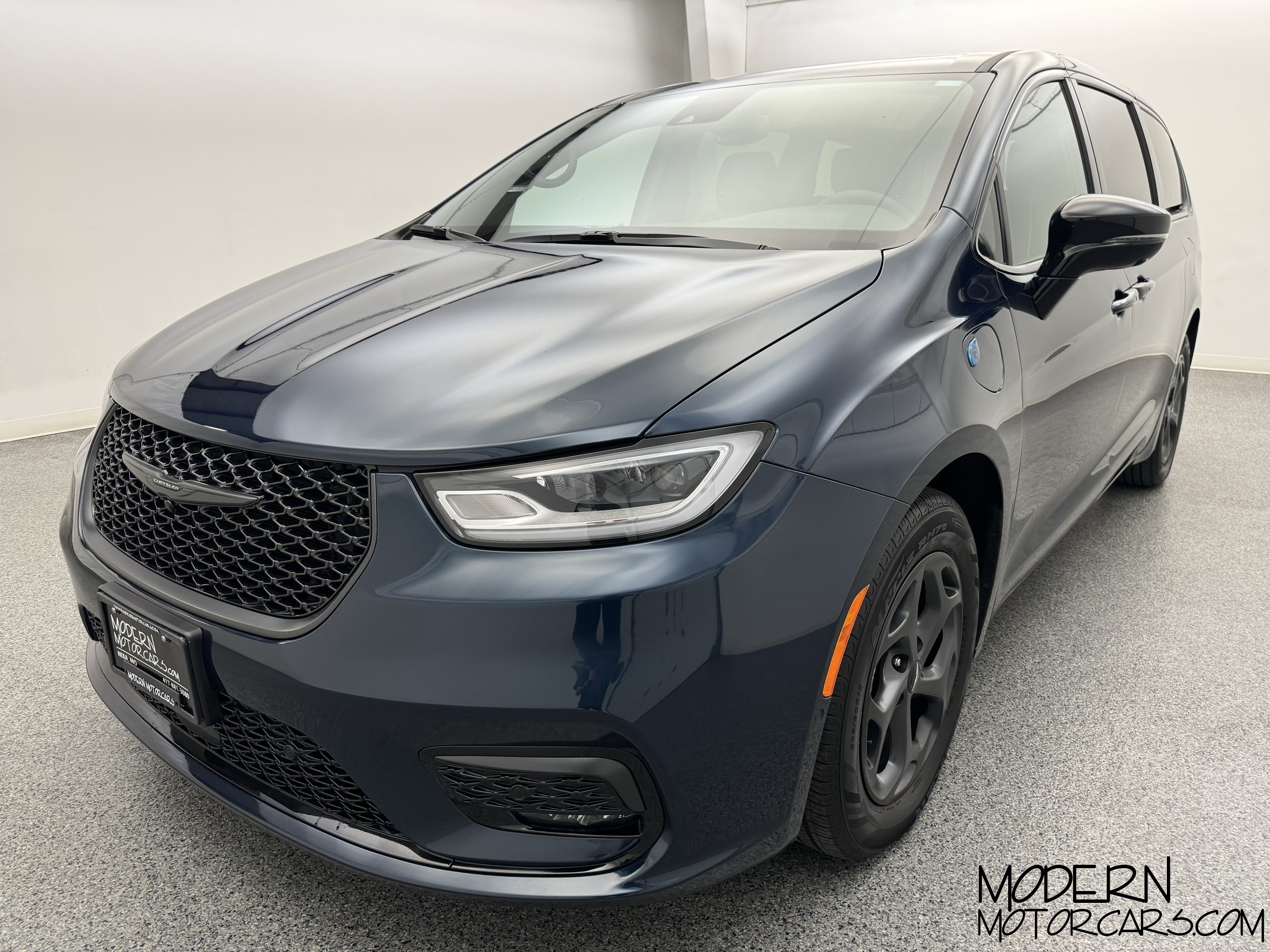 2023 Chrysler Pacifica Hybrid Limited 1