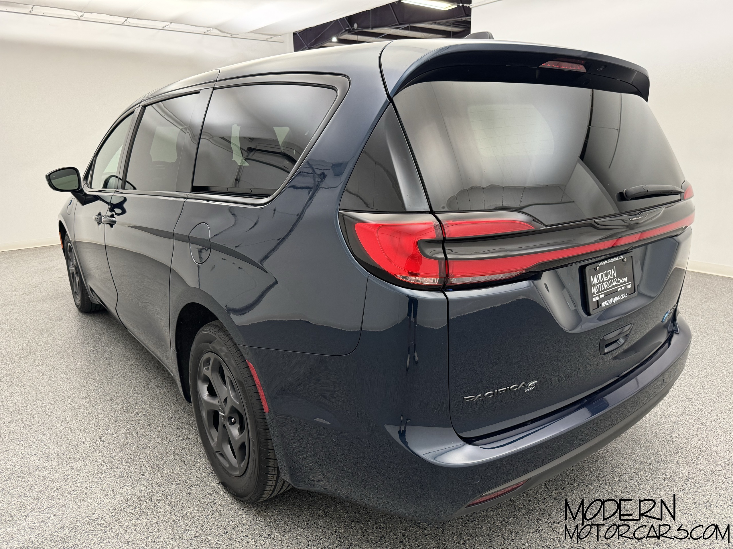 2023 Chrysler Pacifica Hybrid Limited 4