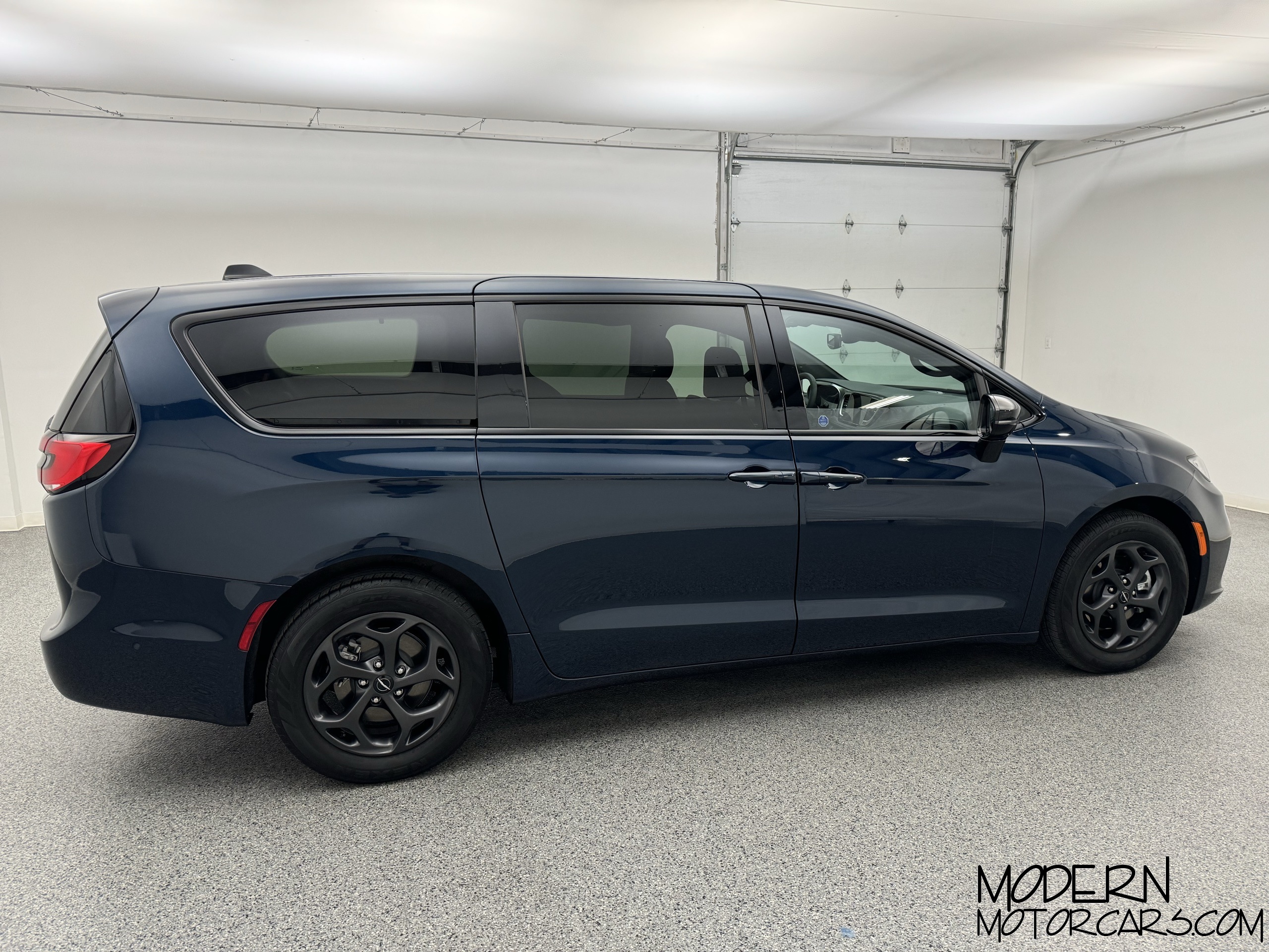 2023 Chrysler Pacifica Hybrid Limited 7