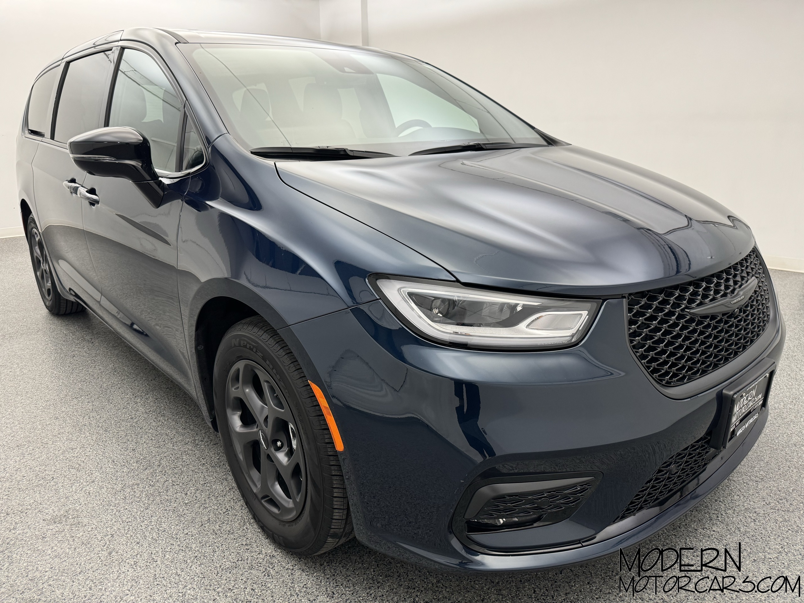 2023 Chrysler Pacifica Hybrid Limited 8