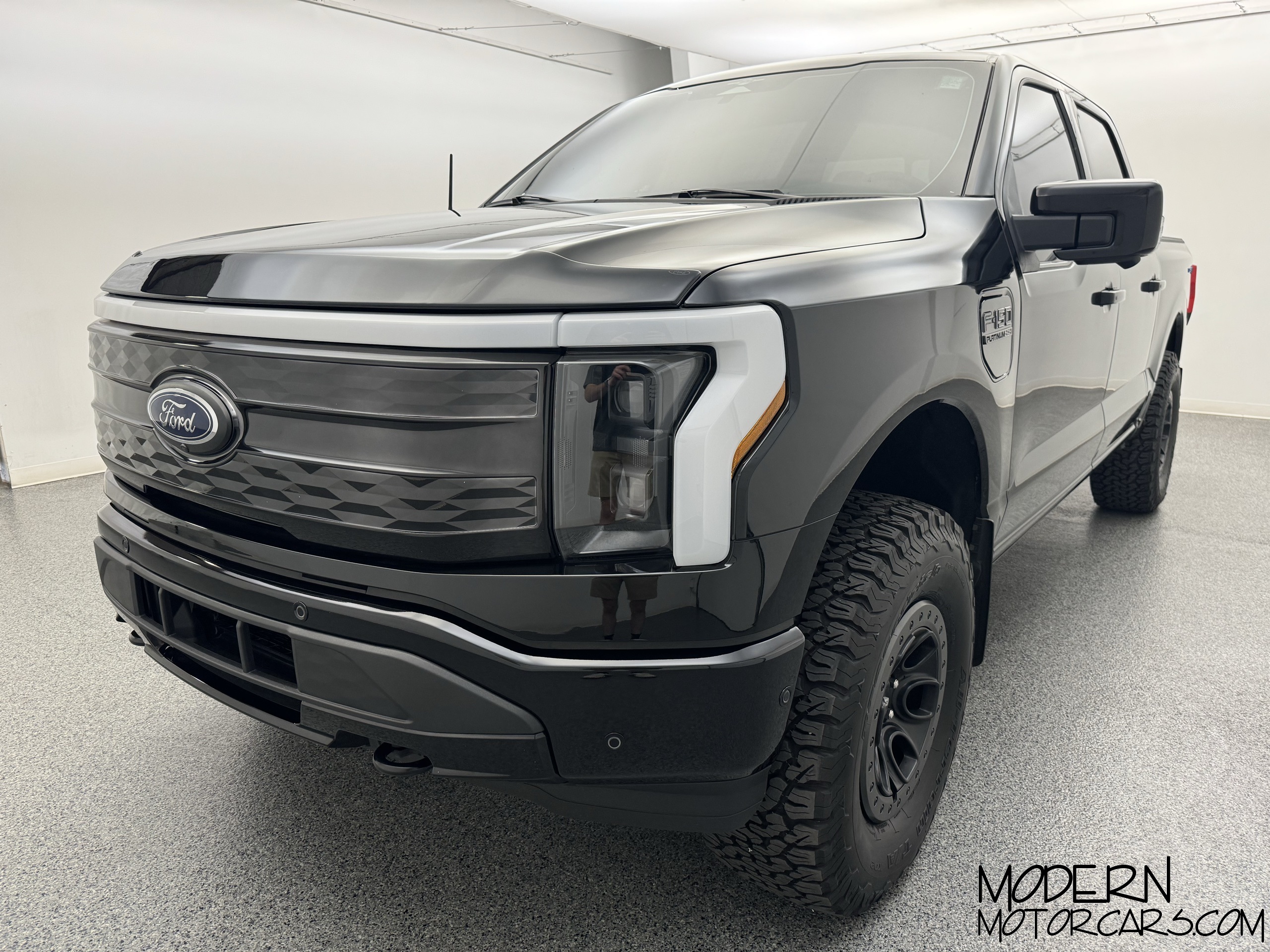 2023 Ford F-150 Lightning Platinum 1