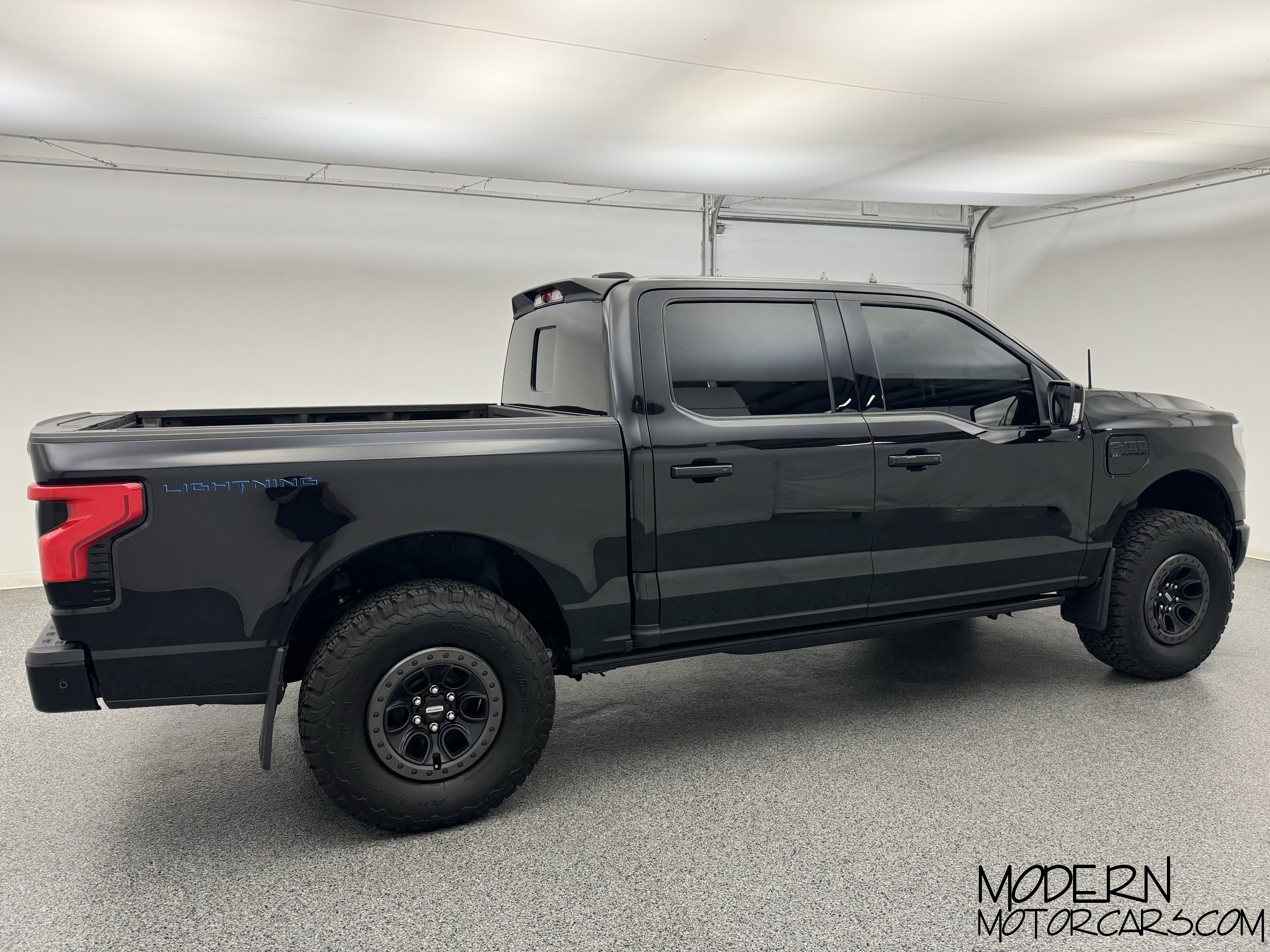 2023 Ford F-150 Lightning Platinum 8