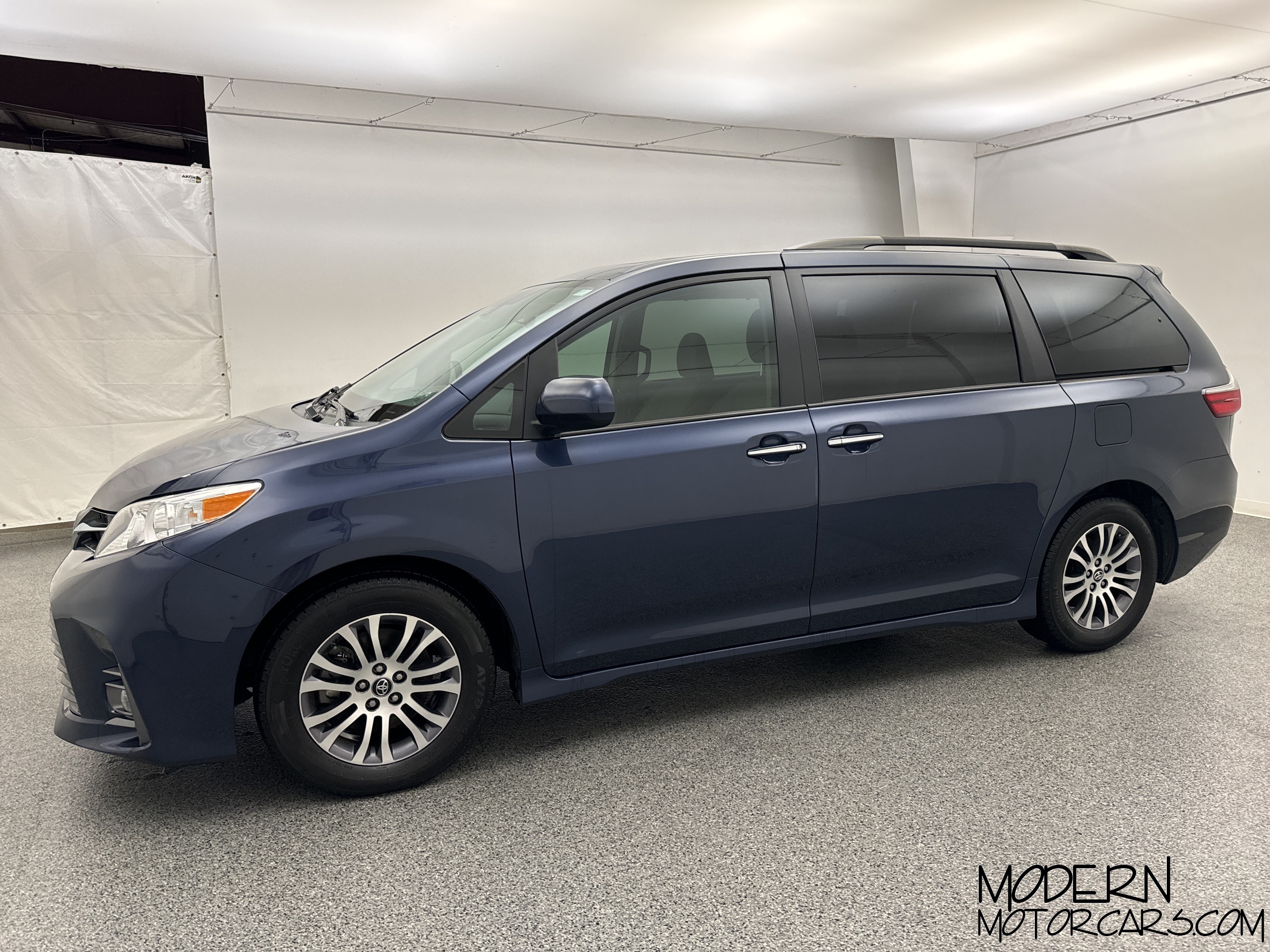 2020 Toyota Sienna XLE 2