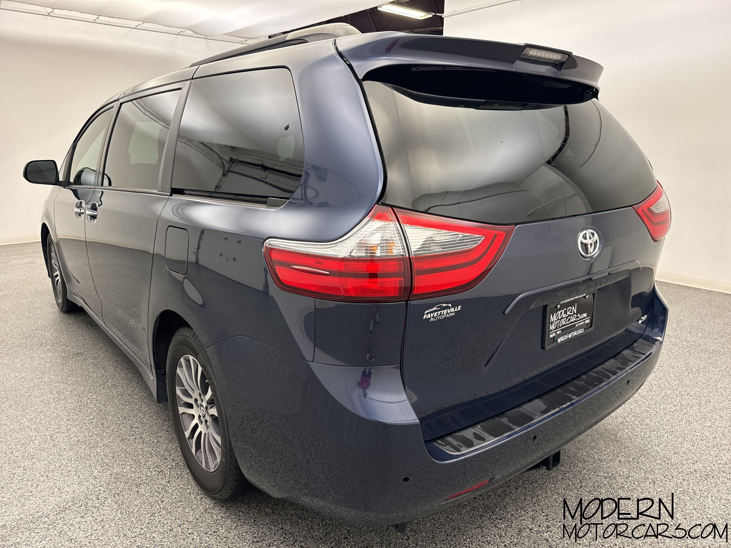 2020 Toyota Sienna XLE 3