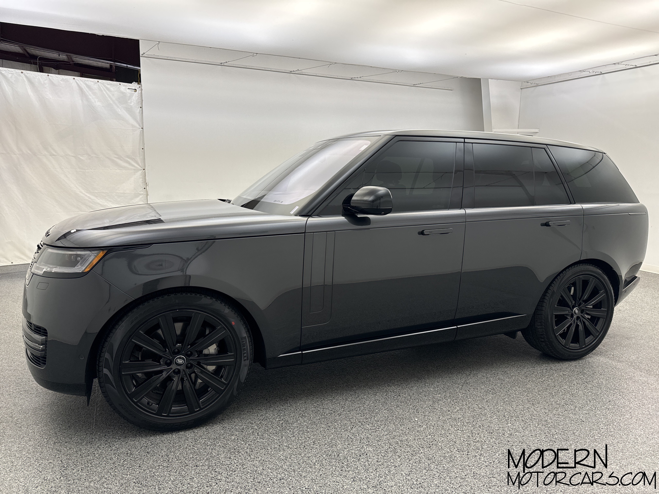 2023 Land Rover Range Rover SE 2