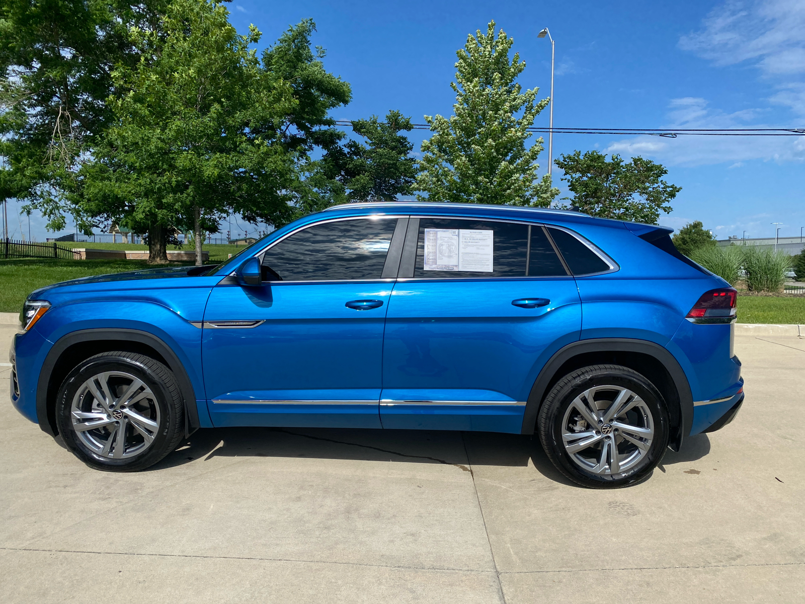 2024 Volkswagen Atlas Cross Sport 2.0T SEL R-Line 9