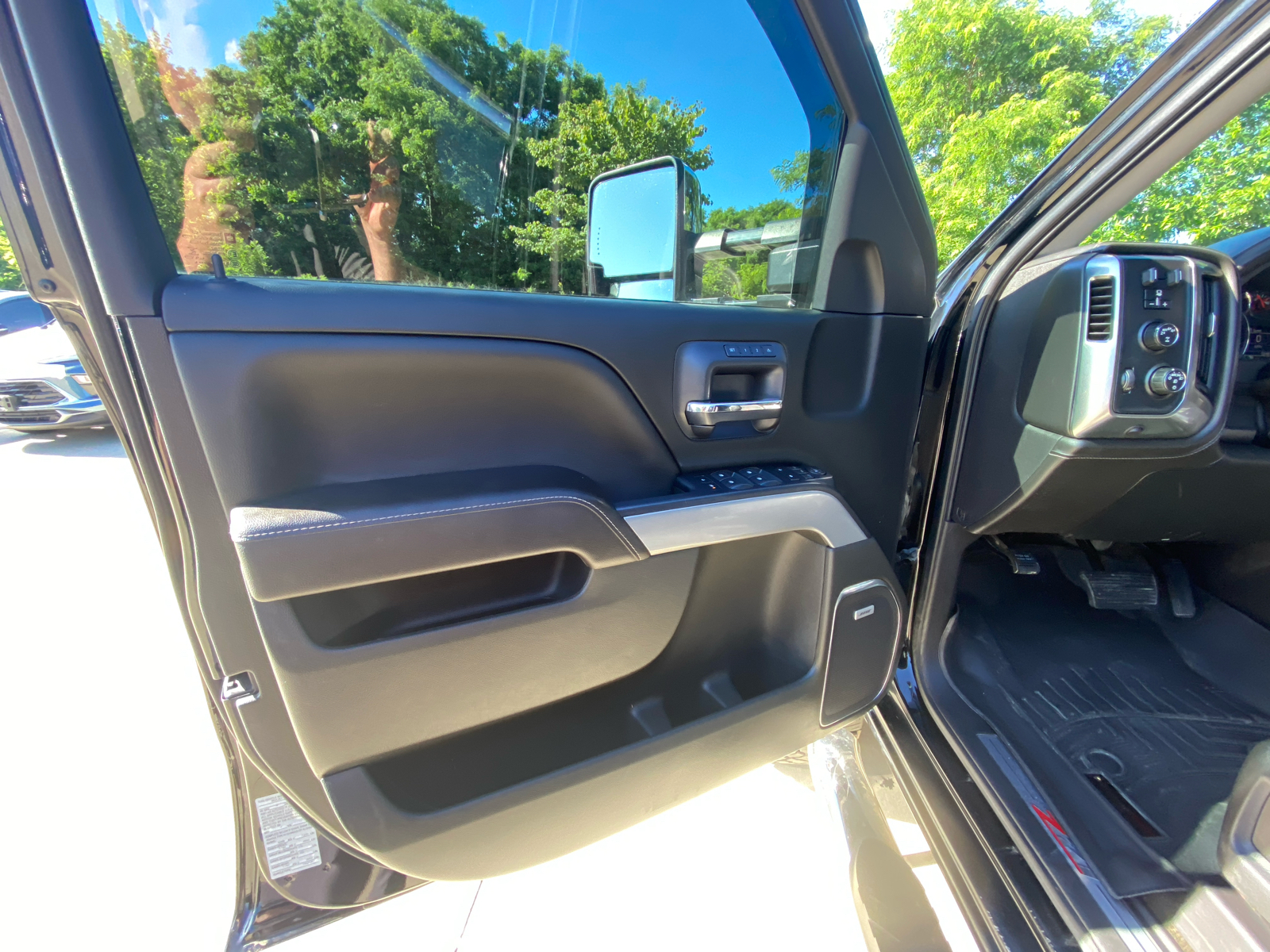 2017 Chevrolet Silverado 1500 LTZ 4WD Crew Cab 143.5 10