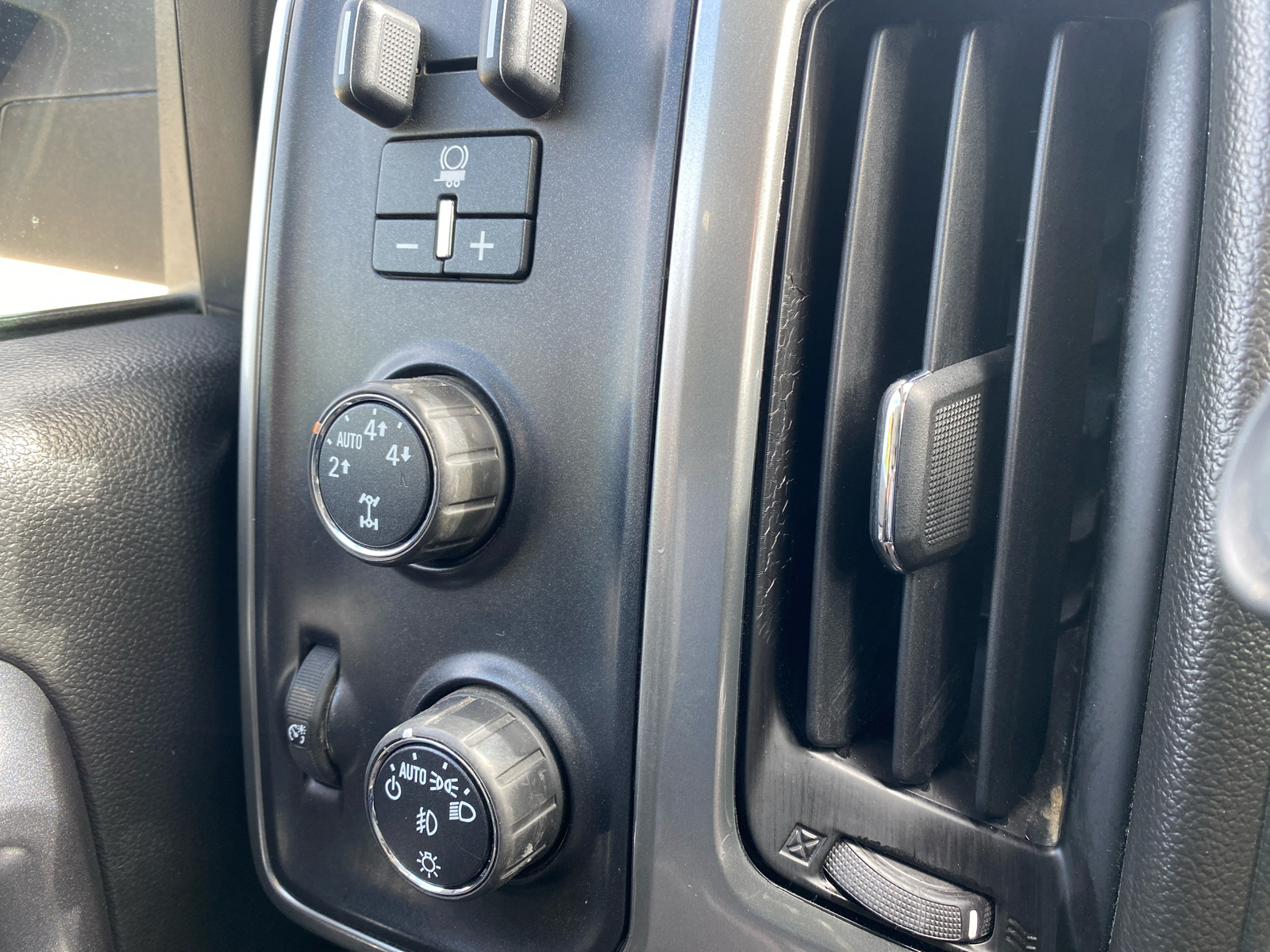 2015 Chevrolet Silverado 1500 LTZ 4WD Crew Cab 143.5 19